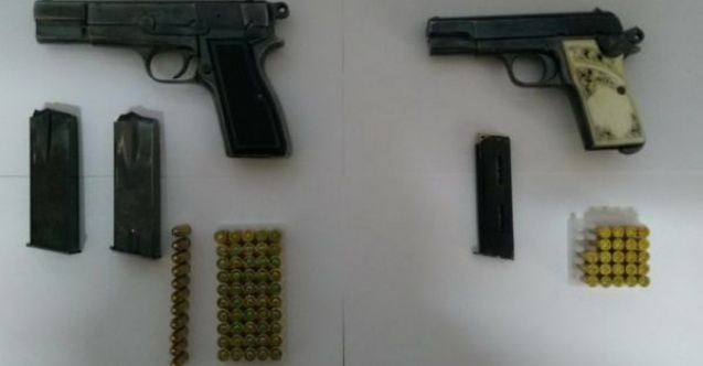 Jandarmanın şüphelendiği şahıslarda tabancalar çıktı