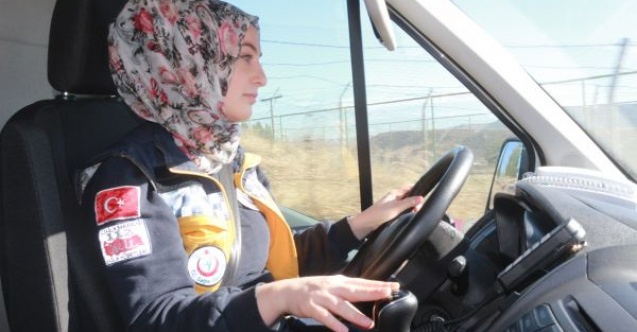 Kadın ambulans şoförü yollara ve zamana meydan okuyor