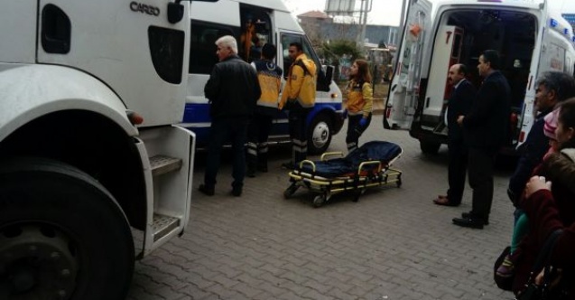 Kamyon yolcu minibüsüne çarptı: 3 Yaralı 