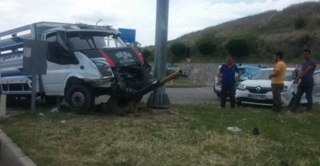 Kamyonet ile otomobil çarpıştı: 2 Yaralı