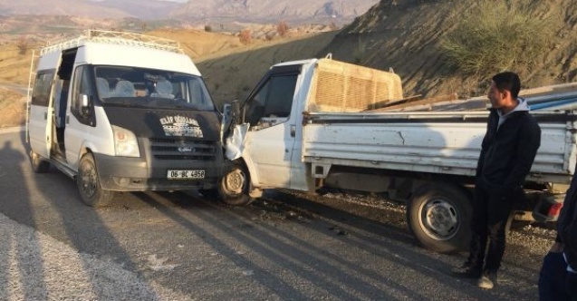 Kamyonet ile yolcu minibüsü çarpıştı: 3 Yaralı