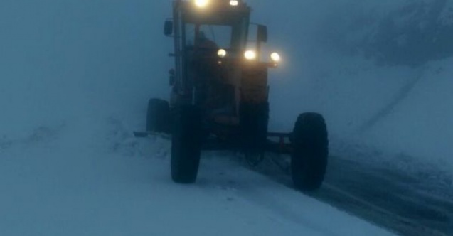 Karayolları ekipleri kapanan yolu açtı