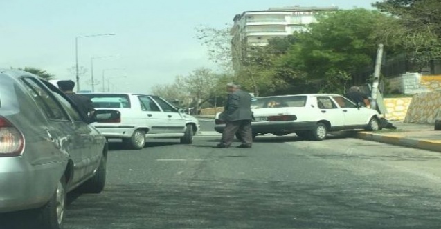 Kırmızı ışıklarda duran otomobiller çarpıştı