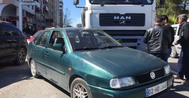 Kırmızı Işıkta Bekleyen Otomobile Tır Çarptı