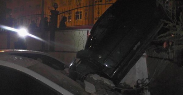 Kontrolden çıkan otomobil bahçe duvarını yıkıp otomobillerin üzerine düştü