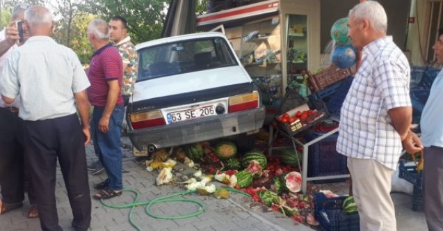 Kontrolden çıkan otomobil markete daldı