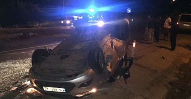 Köpeğe çarpan otomobildeki 2 kişi ağır yaralandı