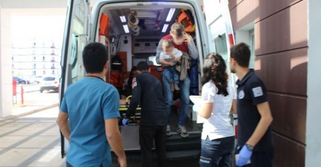 Kucağında bebeği bulunan kadına çarpıp kaçtı