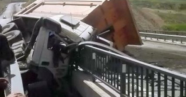 Kum yüklü kamyon köprüde devrildi