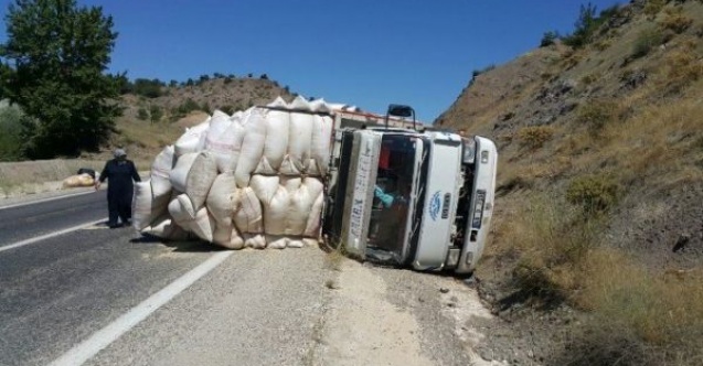 Lastiği patlayan kamyonun sürücüsü yaralandı