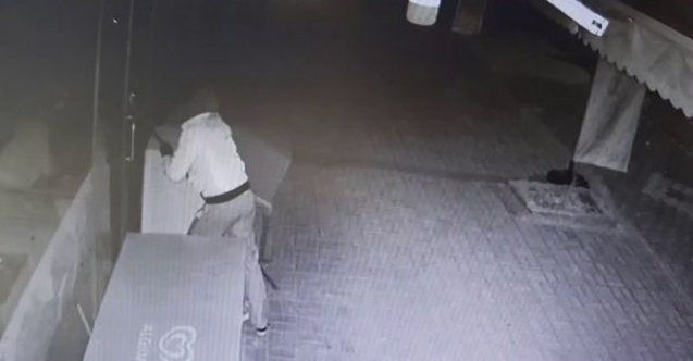 Maskeli hırsız marketi soyup kaçtı