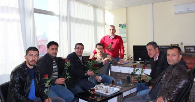 Meslektaşlarının Gününü Gül Takdim Ederek Kutladı