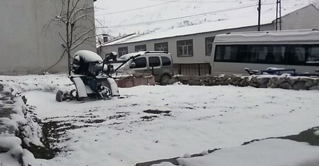 Millet sıcak hava beklerken etraf beyaza büründü