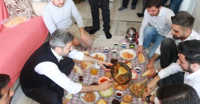 Milletvekili Aydın, öğrencilere kendi elleriyle menemen yaptı