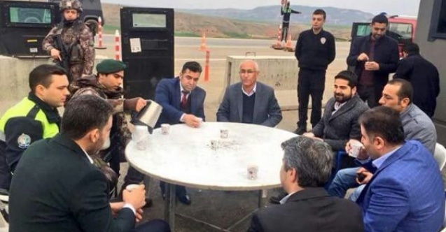 Milletvekili Halil Fırat nöbet tutan polislerle bir araya geldi