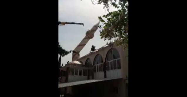 Minarenin yıkılma anı kameralara yansıdı 