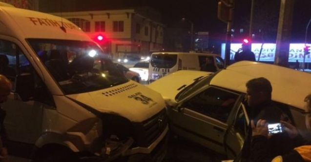 Minibüs ile otomobil çarpıştı: 2 Yaralı