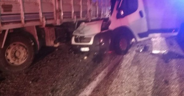 Minibüs park halindeki kamyona çarptı: 1 ölü, 1 yaralı