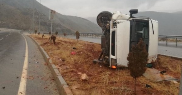 Minibüs yan yattı