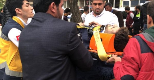 Motosiklet ile hafif ticari araç çarpıştı: 1 Yaralı