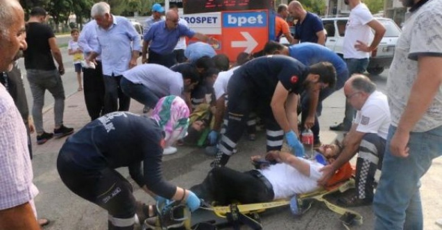 Motosiklet ile hafif ticari araç çarpıştı