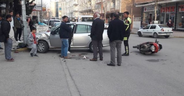 Motosiklet ile otomobil çarpıştı: 1 yaralı