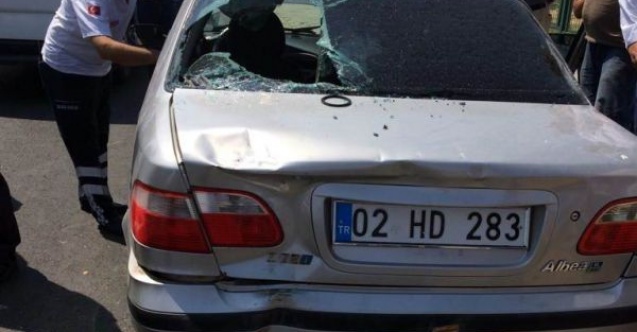 Motosiklet otomobile arkadan çarptı: 2 yaralı