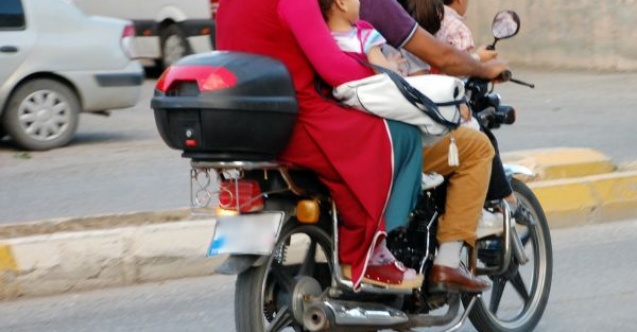 Motosiklet Üzerinde Tehlikeli Yolculuk