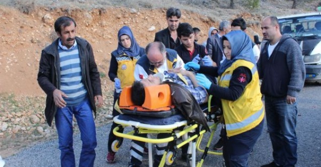 Motosikletle kamyonet çarpıştı: 1i ağır 2 yaralı