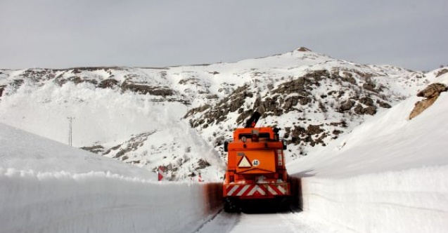 Nemrut Dağının kar nedeniyle kapanan yolu açılıyor