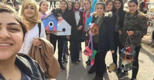 Öğrenciler ağaçlara kuş yuvası bıraktı
