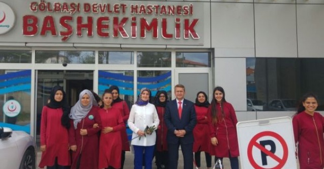 Öğrenciler hastalara Kuran-ı Kerim ve çiçek hediye etti