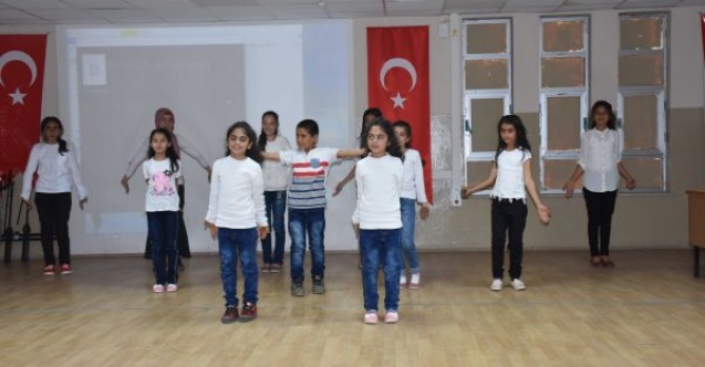 Öğrenciler İngilizce şarkı söyleyip skeç oynadı