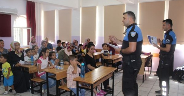 Öğrenciler ve velilere polislerden bilgilendirme