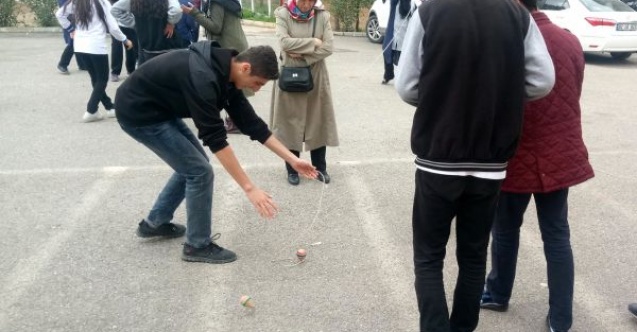 Öğrenciler yöresel sokak oyunlarını öğreniyor