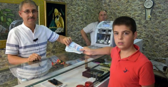 Ortaokul öğrencisi biriktirdiği harçlıklarıyla aldığı altını bozdurdu