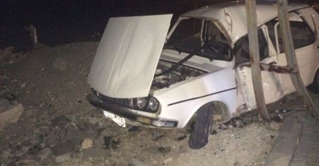 Otomobil elektrik direğine çarptı: 2 yaralı