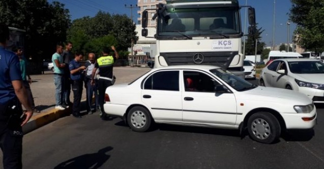 Otomobil ile beton mikseri çarpıştı