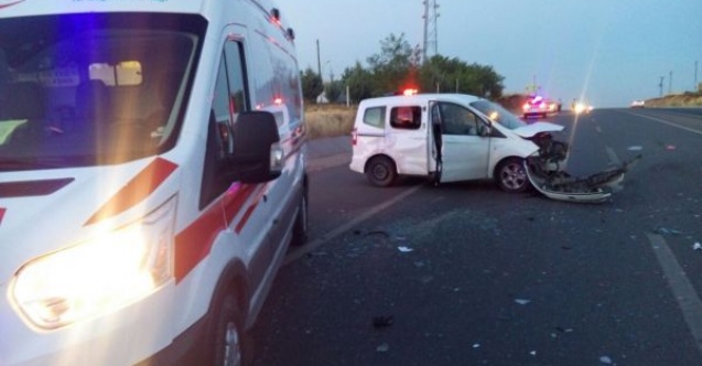 Otomobil ile hafif ticari araç çarpıştı: 2 yaralı