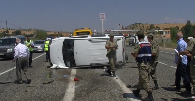Otomobil ile hafif ticari araç çarpıştı: 9 yaralı