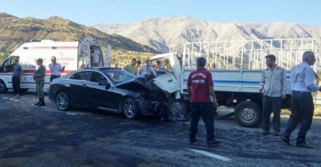 Otomobil ile kamyonet çarpıştı: 7 yaralı