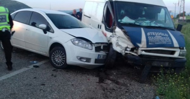 Otomobil ile minibüs çarpıştı: 1 Yaralı