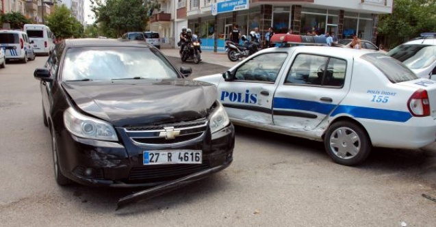 Otomobil İle Polis Aracı Çarpıştı: 1i Polis, 2 Yaralı