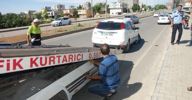Otomobil Kaldırıma Çarptı: 1 Yaralı