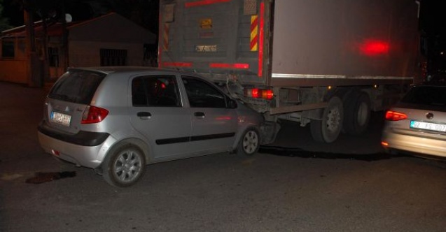 Otomobil Kamyona Çarptı: 1 Yaralı
