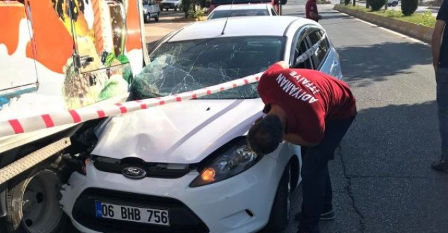 Otomobil kamyonetin altına girdi