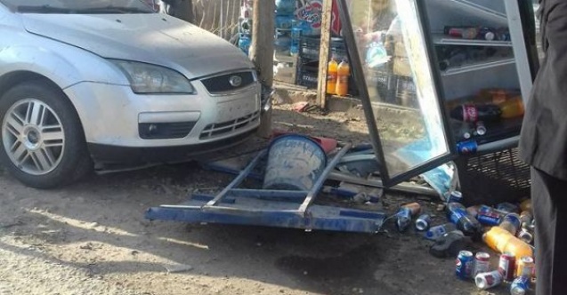 Otomobil önce köpeğe sonra buzdolabına çarptı: 2 yaralı