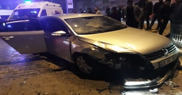 Otomobil refüje çarparak durabildi
