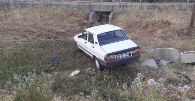 Otomobil şarampole yuvarlandı