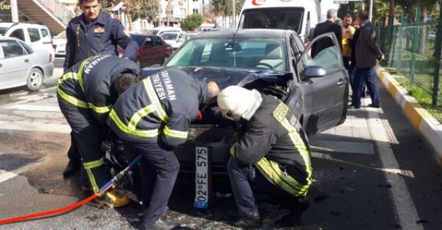 Otomobile arkadan çarpan otomobil alev aldı 